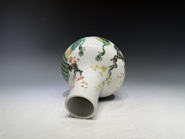 古玩陶瓷清末民初·粉彩孔雀梅花紋天球瓶真品鑒賞圖