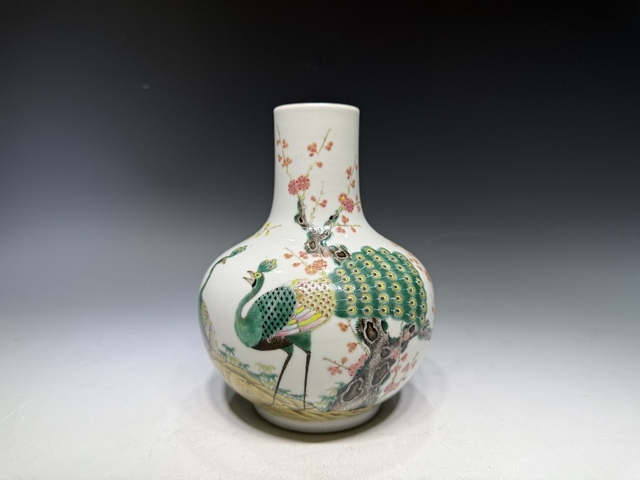 古玩陶瓷清末民初·粉彩孔雀梅花紋天球瓶真品鑒賞圖