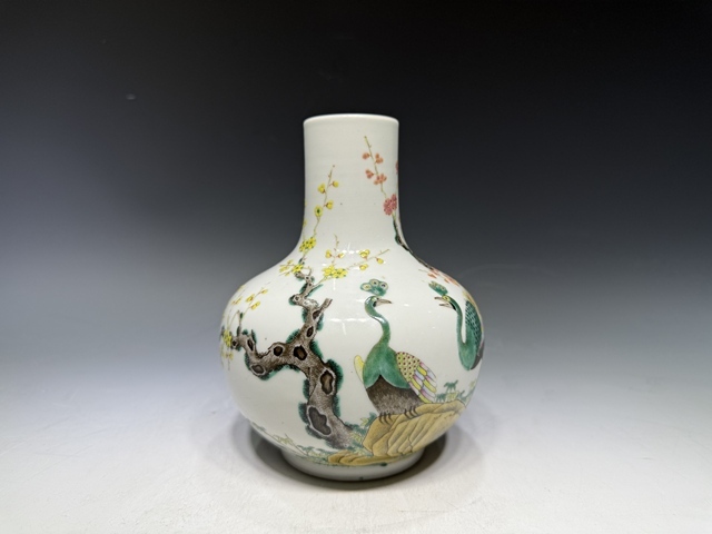 古玩陶瓷清末民初·粉彩孔雀梅花紋天球瓶真品鑒賞圖