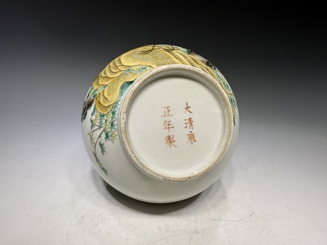 古玩陶瓷清末民初·粉彩孔雀梅花紋天球瓶真品鑒賞圖