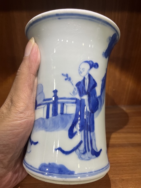 古玩陶瓷仕女紋青花束腰筆筒真品鑒賞圖