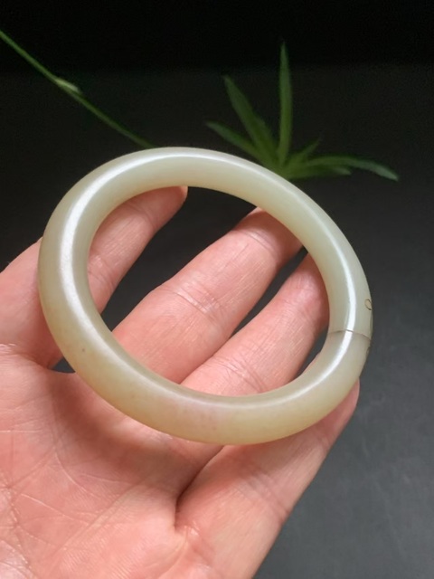 古玩玉器清代和田玉雕“素紋手鐲”拍賣，當前價格28000元