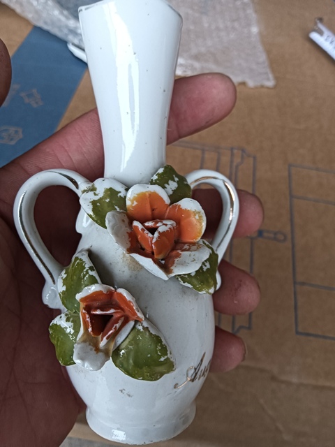 古玩陶瓷白釉貼塑花卉紋瓶拍賣,當(dāng)前價(jià)格158元