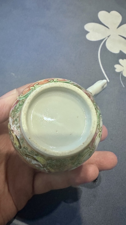 古玩陶瓷人物花鳥蝶紋廣彩執(zhí)杯真品鑒賞圖