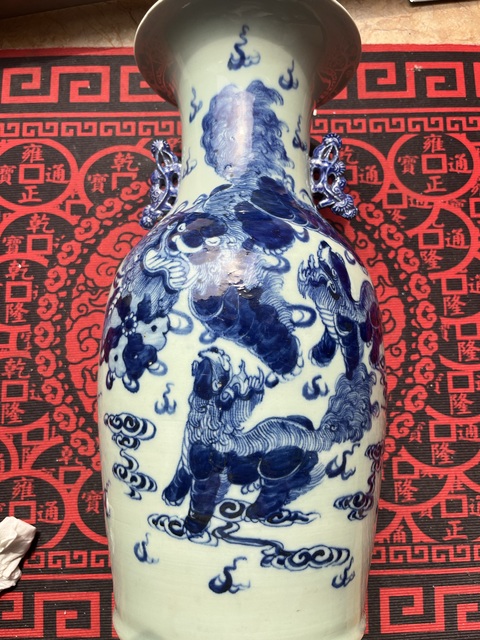 古玩陶瓷豆青青花瓶真品鑒賞圖