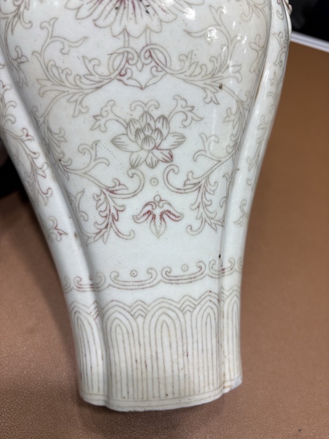 古玩陶瓷釉里紅花卉紋海棠口瓶真品鑒賞圖