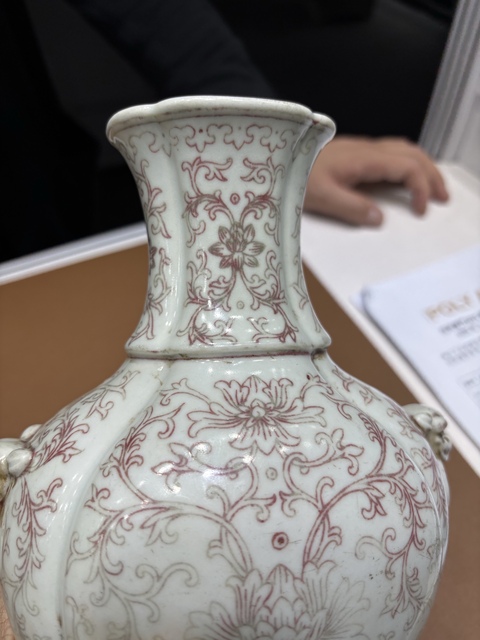 古玩陶瓷釉里紅花卉紋海棠口瓶真品鑒賞圖