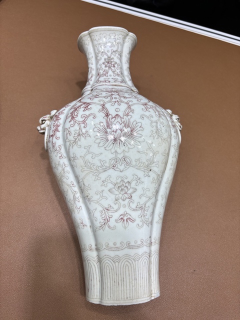 古玩陶瓷釉里紅花卉紋海棠口瓶真品鑒賞圖