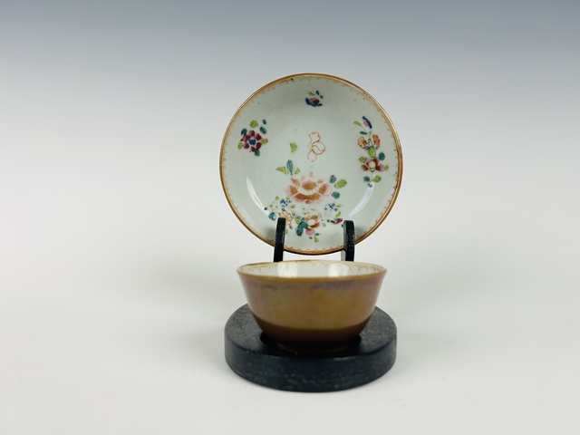 古玩陶瓷清早期·外紫金釉內(nèi)粉彩花卉杯碟真品鑒賞圖