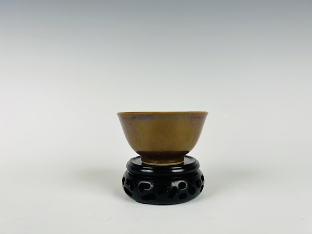 古玩陶瓷清早期·外紫金釉內(nèi)粉彩花卉杯碟真品鑒賞圖