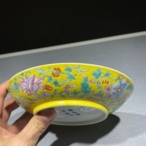 古玩陶瓷黃地粉彩花卉紋盤真品鑒賞圖