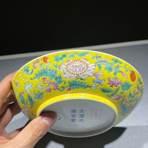 古玩陶瓷黃地粉彩花卉紋盤真品鑒賞圖