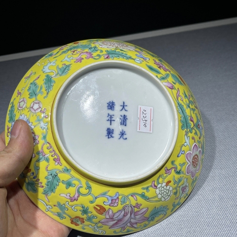 古玩陶瓷黃地粉彩花卉紋盤真品鑒賞圖