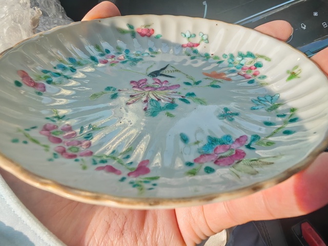 古玩陶瓷粉彩蟲草瓜棱盤真品鑒賞圖