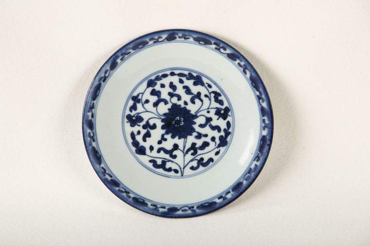古玩陶瓷乾隆本朝本款青花纏枝花卉紋盤拍賣，當前價格1600元