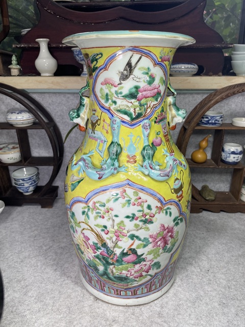 古玩陶瓷黃地粉彩花鳥紋花口瓶真品鑒賞圖