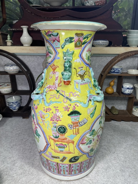 古玩陶瓷黃地粉彩花鳥紋花口瓶真品鑒賞圖