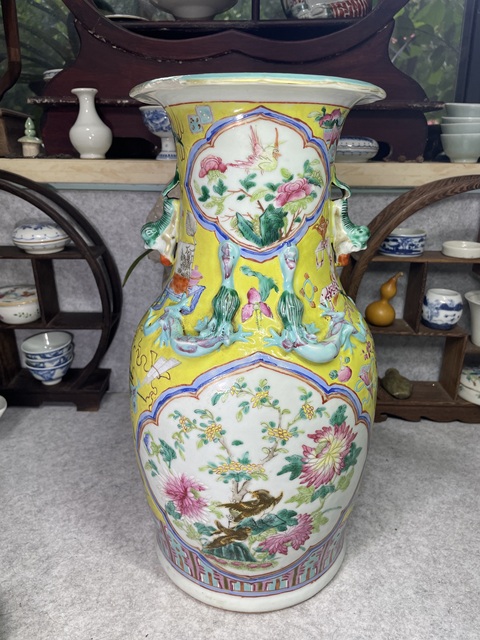 古玩陶瓷黃地粉彩花鳥紋花口瓶真品鑒賞圖