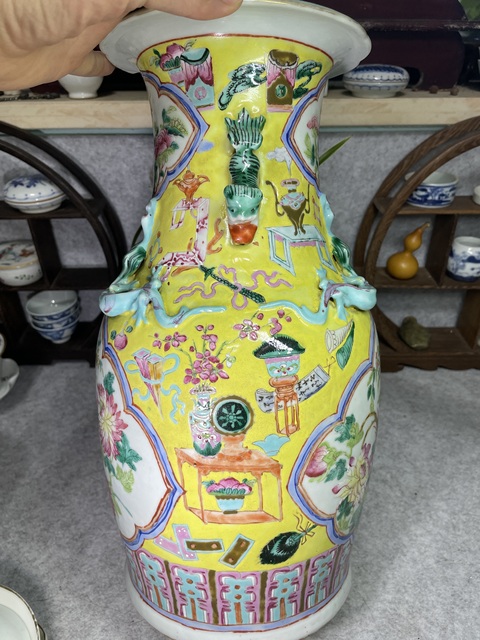 古玩陶瓷黃地粉彩花鳥紋花口瓶真品鑒賞圖