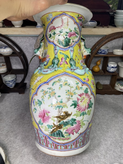 古玩陶瓷黃地粉彩花鳥紋花口瓶真品鑒賞圖