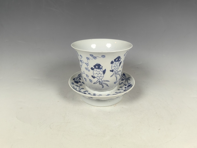 古玩陶瓷清晚魚藻紋青花玲瓏瓷鈴鐺杯碟真品鑒賞圖