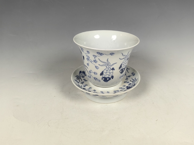 古玩陶瓷清晚魚藻紋青花玲瓏瓷鈴鐺杯碟真品鑒賞圖