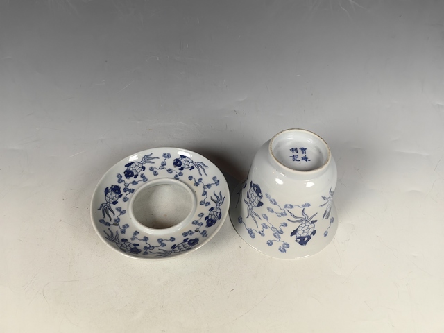 古玩陶瓷清晚魚藻紋青花玲瓏瓷鈴鐺杯碟真品鑒賞圖