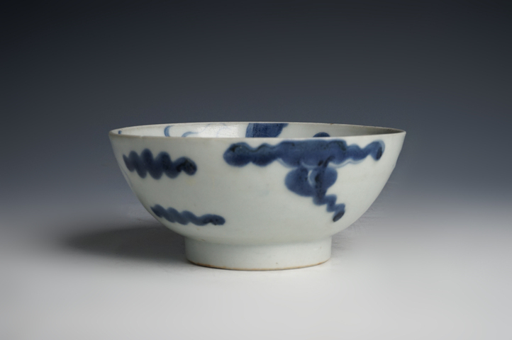 古玩陶瓷清中期·青花過墻龍紋碗拍賣，當前價格2000元