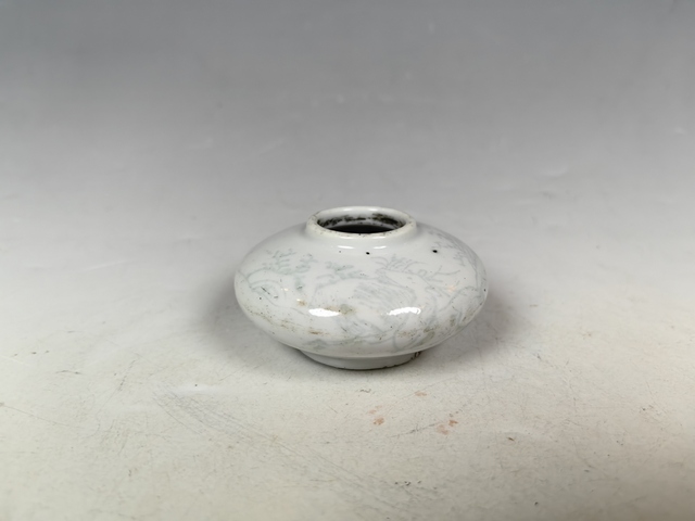 古玩陶瓷清晚暗刻洞石花卉紋文房水盂真品鑒賞圖