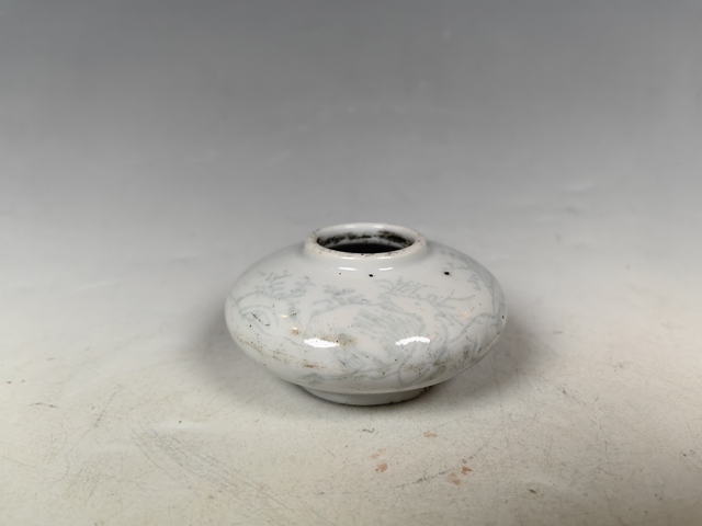 古玩陶瓷清晚暗刻洞石花卉紋文房水盂真品鑒賞圖