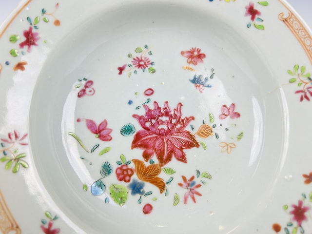 古玩陶瓷清早期·粉彩花卉折沿盤真品鑒賞圖