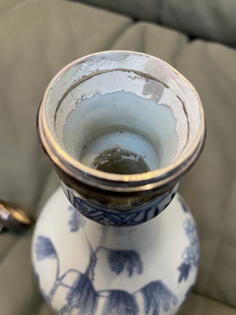 古玩陶瓷清雍乾 青花洞石牡丹紋蒜頭瓶拍賣,當(dāng)前價格3500元