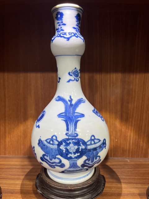 古玩陶瓷瑞獸紋青花蒜頭瓶真品鑒賞圖
