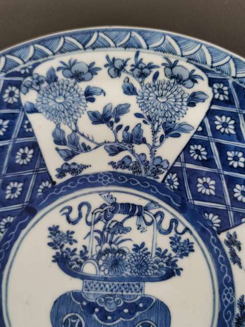 古玩陶瓷青花提藍(lán)花卉紋盤真品鑒賞圖