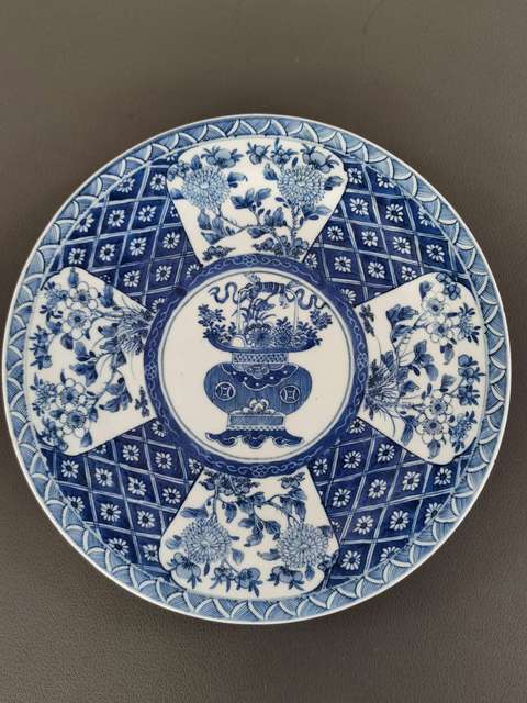 古玩陶瓷青花提藍(lán)花卉紋盤真品鑒賞圖