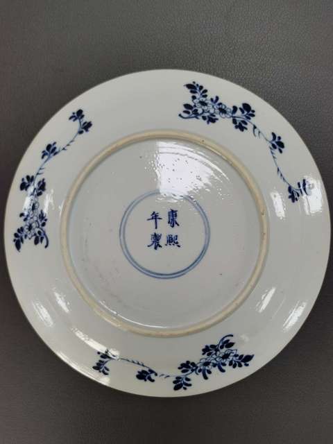 古玩陶瓷青花提藍(lán)花卉紋盤真品鑒賞圖