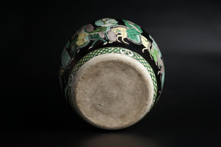 古玩陶瓷清晚期·墨地素三彩八仙人物紋卷缸真品鑒賞圖