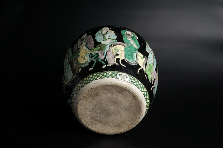 古玩陶瓷清晚期·墨地素三彩八仙人物紋卷缸真品鑒賞圖