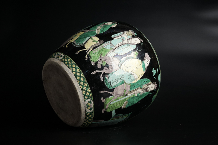 古玩陶瓷清晚期·墨地素三彩八仙人物紋卷缸真品鑒賞圖