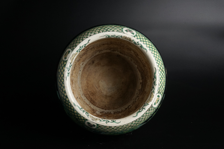 古玩陶瓷清晚期·墨地素三彩八仙人物紋卷缸真品鑒賞圖