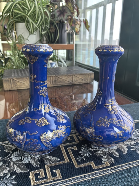 古玩陶瓷創匯·霽藍釉描金云蝠紋蒜頭瓶（一對）拍賣，當前價格6666元