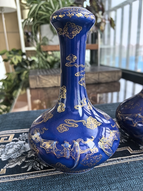 古玩陶瓷創匯·霽藍釉描金云蝠紋蒜頭瓶（一對）拍賣，當前價格6666元