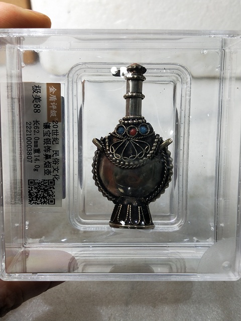 古玩雜項(xiàng)20世紀(jì) 民俗文化鑲寶銀飾鼻煙壺拍賣,當(dāng)前價(jià)格366元