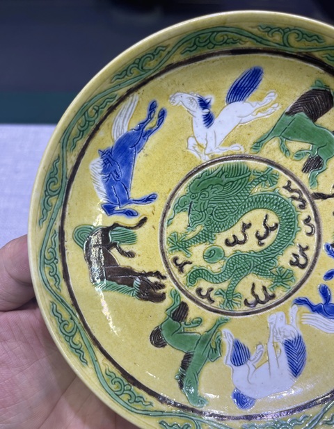 古玩陶瓷素三彩龍馬紋盤真品鑒賞圖