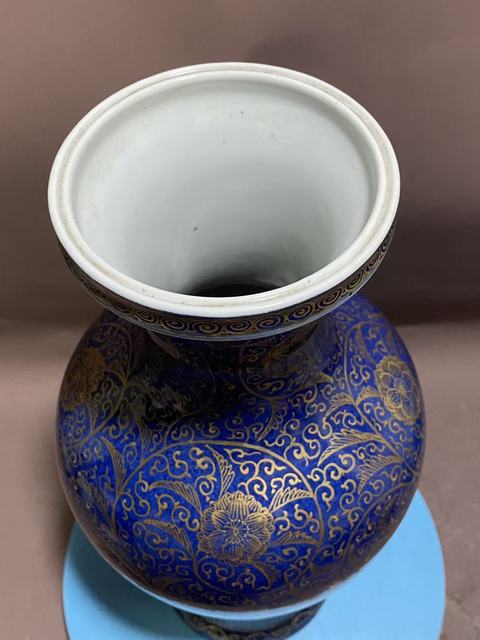 古玩陶瓷灑藍(lán)釉描金花卉紋觀音瓶真品鑒賞圖