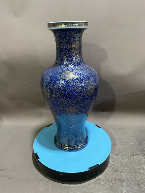 古玩陶瓷灑藍(lán)釉描金花卉紋觀音瓶真品鑒賞圖