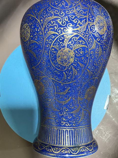 古玩陶瓷灑藍(lán)釉描金花卉紋觀音瓶真品鑒賞圖