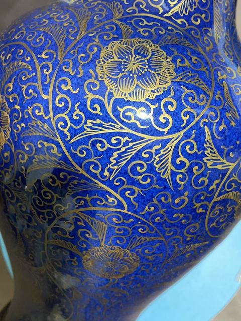 古玩陶瓷灑藍(lán)釉描金花卉紋觀音瓶真品鑒賞圖