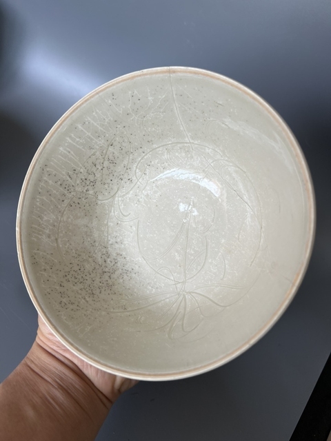 古玩陶瓷罕見南宋定窯刻萱草紋大碗拍賣，當前價格2980元