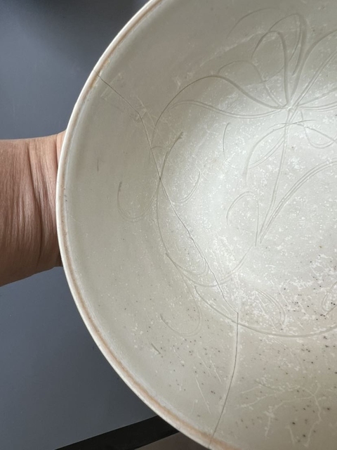 古玩陶瓷罕見南宋定窯刻萱草紋大碗拍賣，當前價格2980元
